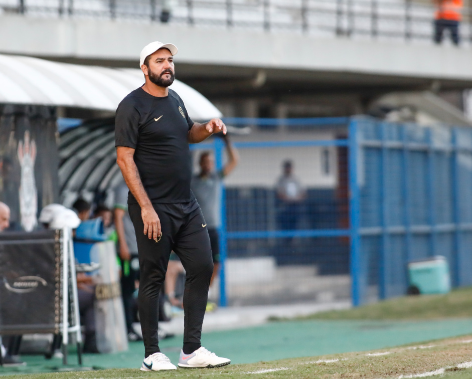 Danilo evita relacionar problemas extra-campo com desempenho do Corinthians Sub-20