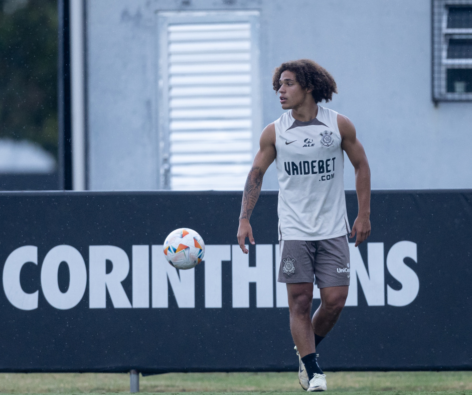 Guilherme Biro em ao no jogo-treino do Corinthians