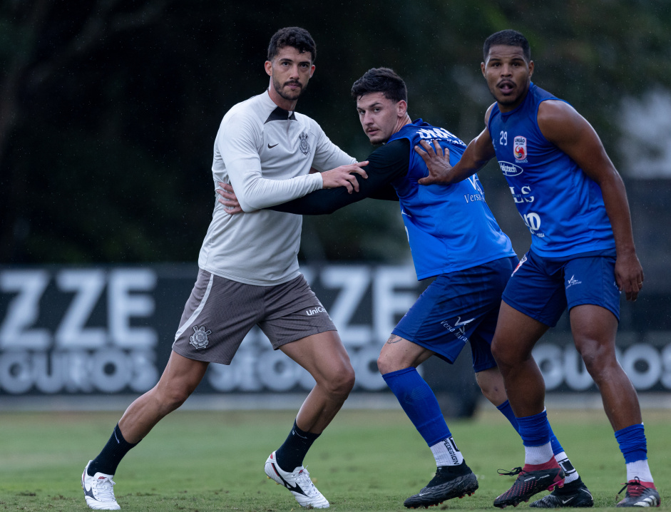 Gustavo Henrique em ao no jogo-treino do Corinthians