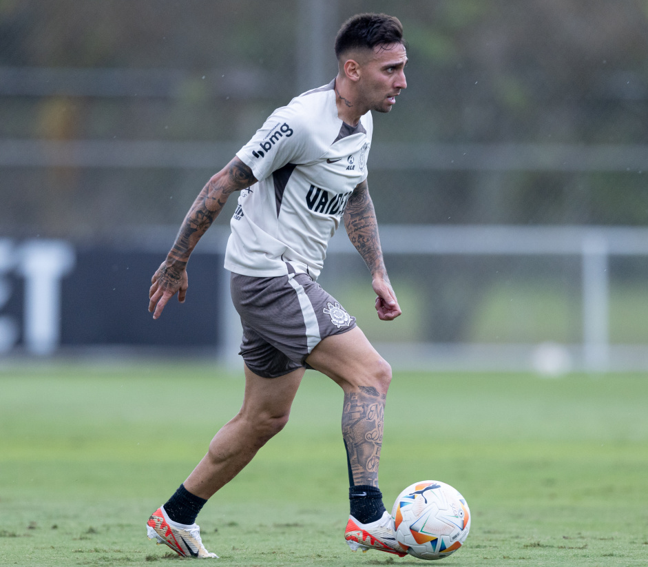 Gustavo Mosquito em ao no jogo-treino do Corinthians