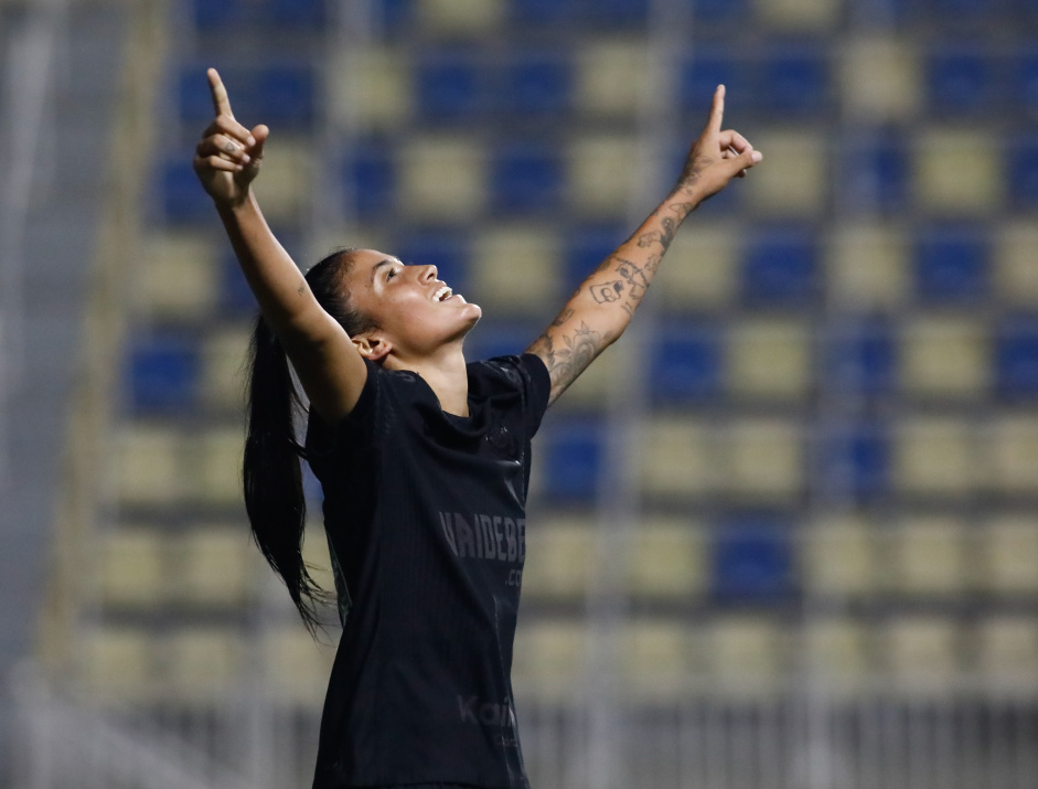 Jaqueline critica primeiro tempo, mas exalta 'companheirismo' em goleada do Corinthians