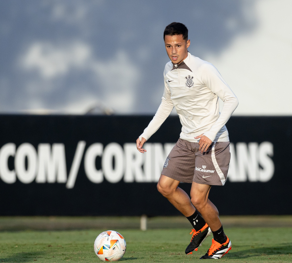 Matheus Arajo em ao no jogo-treino do Corinthians