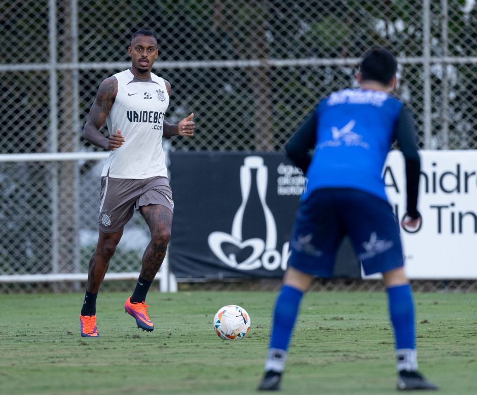 Raul Gustavo em ao no jogo-treino do Corinthians
