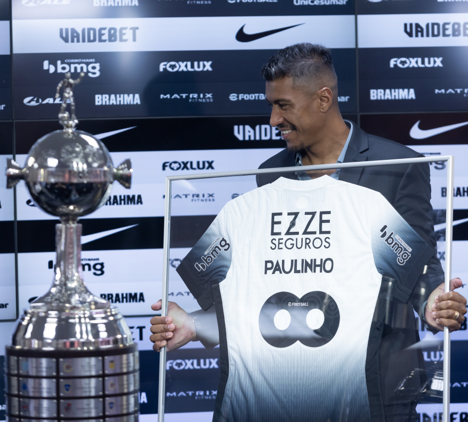 Paulinho, ao lado da taa da Libertadores, com sua camisa emoldurada