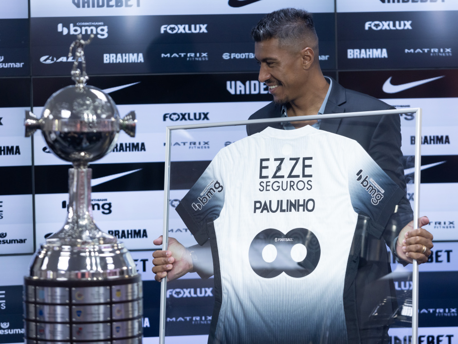 Paulinho junto da taa da Libertadores e sua camisa do Corinthians eternizada