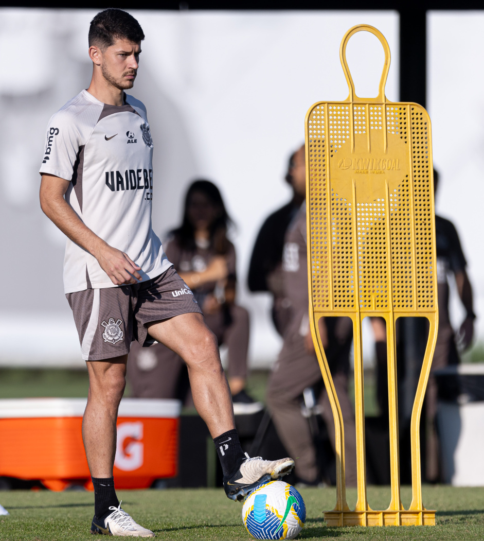 Hugo em ao no treino do Corinthians