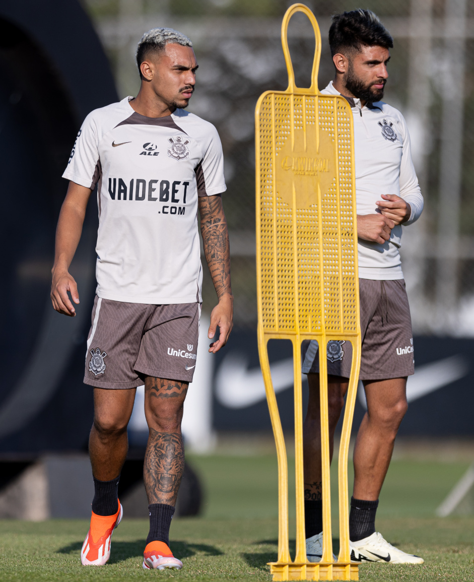 Matheuzinho e Yuri Alberto em ao no treino do Corinthians