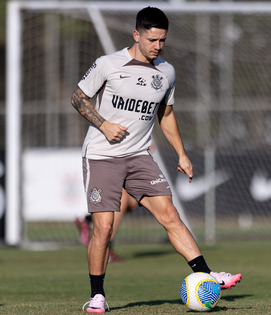 Rodrigo Garro em ao no treino do Corinthians