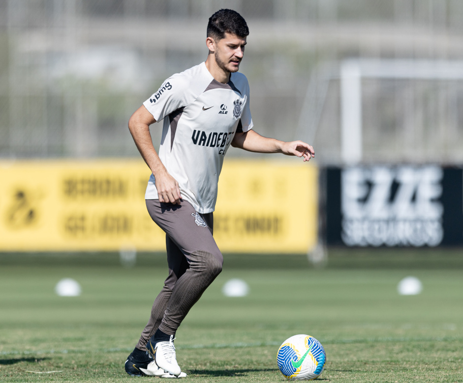 Hugo segue a preparao em treino do Corinthians
