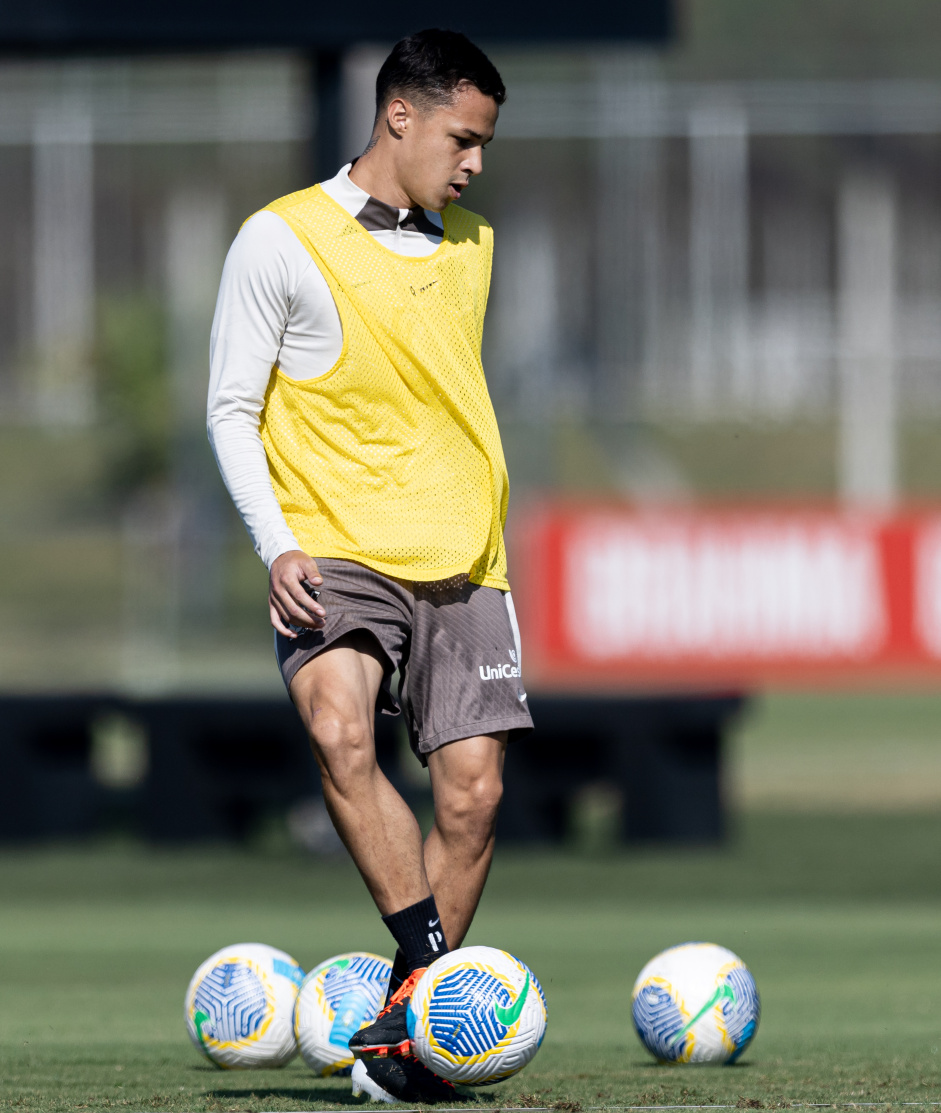 Matheus Arajo participa de treino do Corinthians no CT Joaquim Grava
