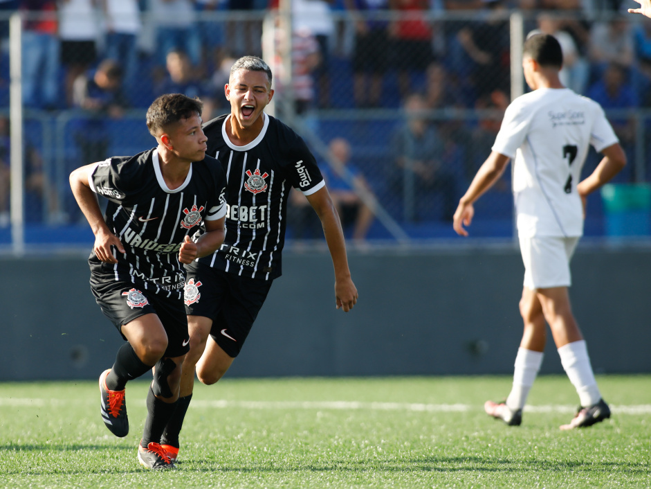 Pedrinho e Kayke comemoram gol contra Aster Itaqu