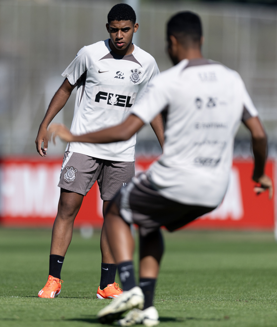 Gui Nego durante treino do time profissional do Corinthians