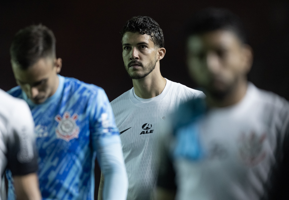 Matheus Donelli e Gustavo Henrique durante jogo do Corinthians contra o Internacional