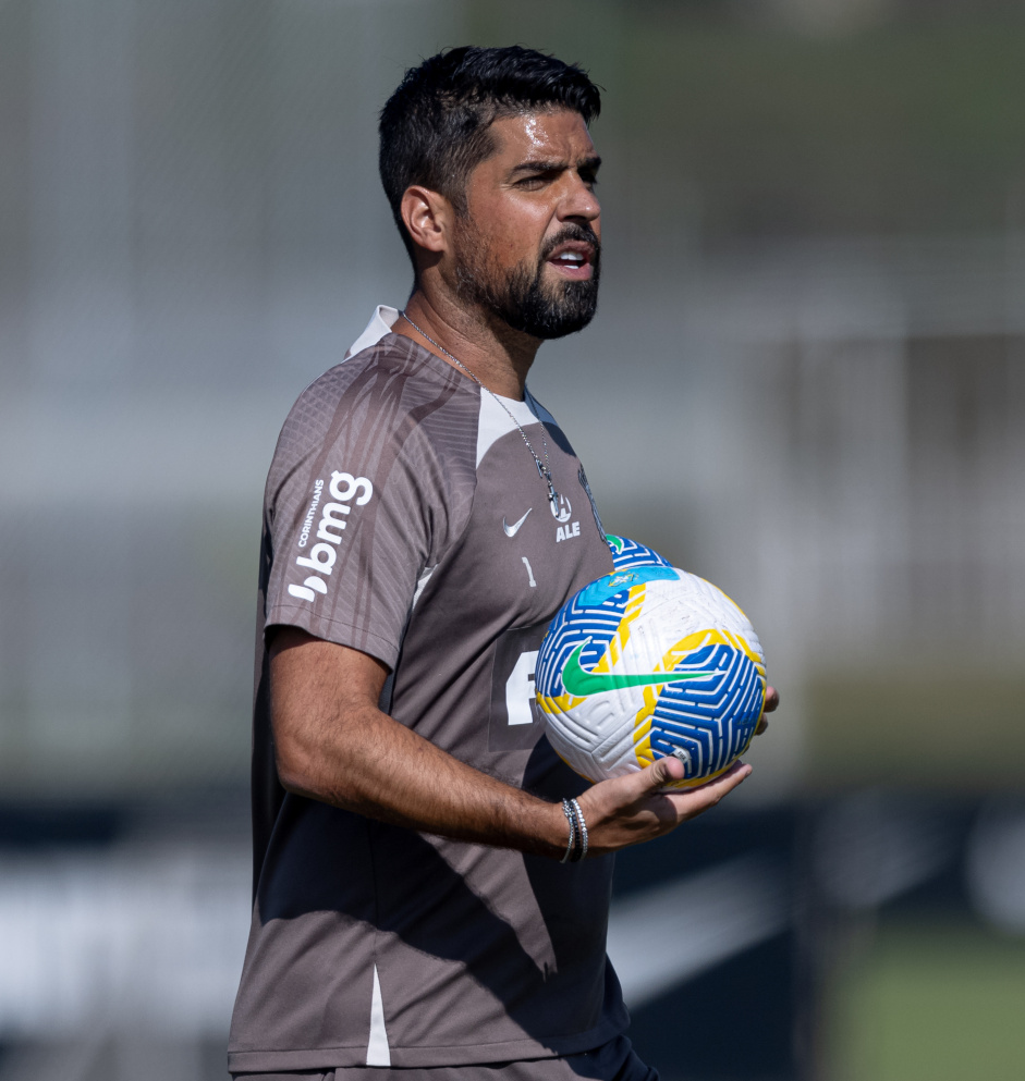 Antnio Oliveira observa treino do Corinthians