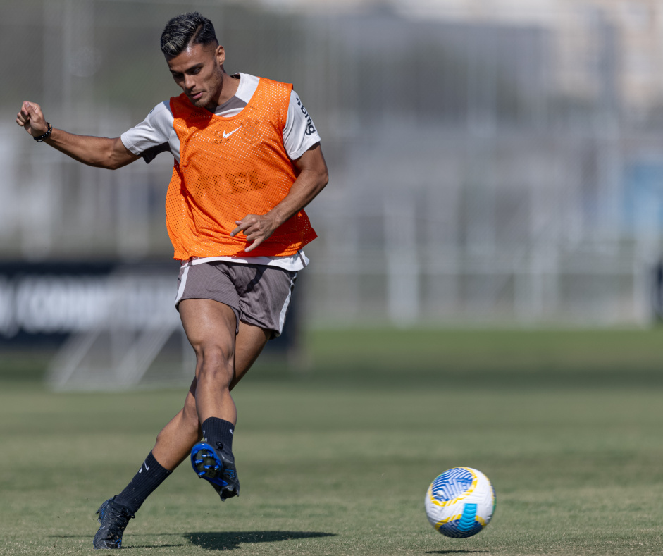 Fausto Vera faz atividades com bola no treino em meio a negociaes para deixar o clube