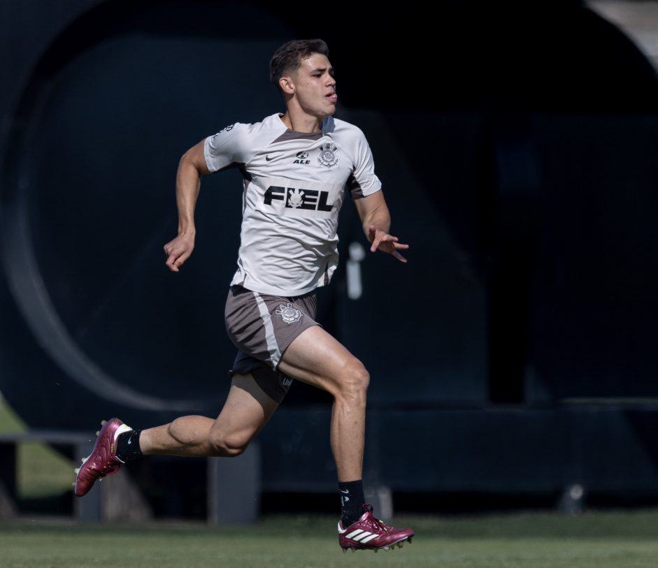 Gabriel Moscardo faz exerccios tcnicos no Corinthians