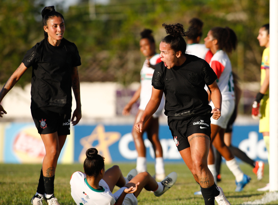Jaqueline e Isabela durante comemorao de gol contra o Pinda