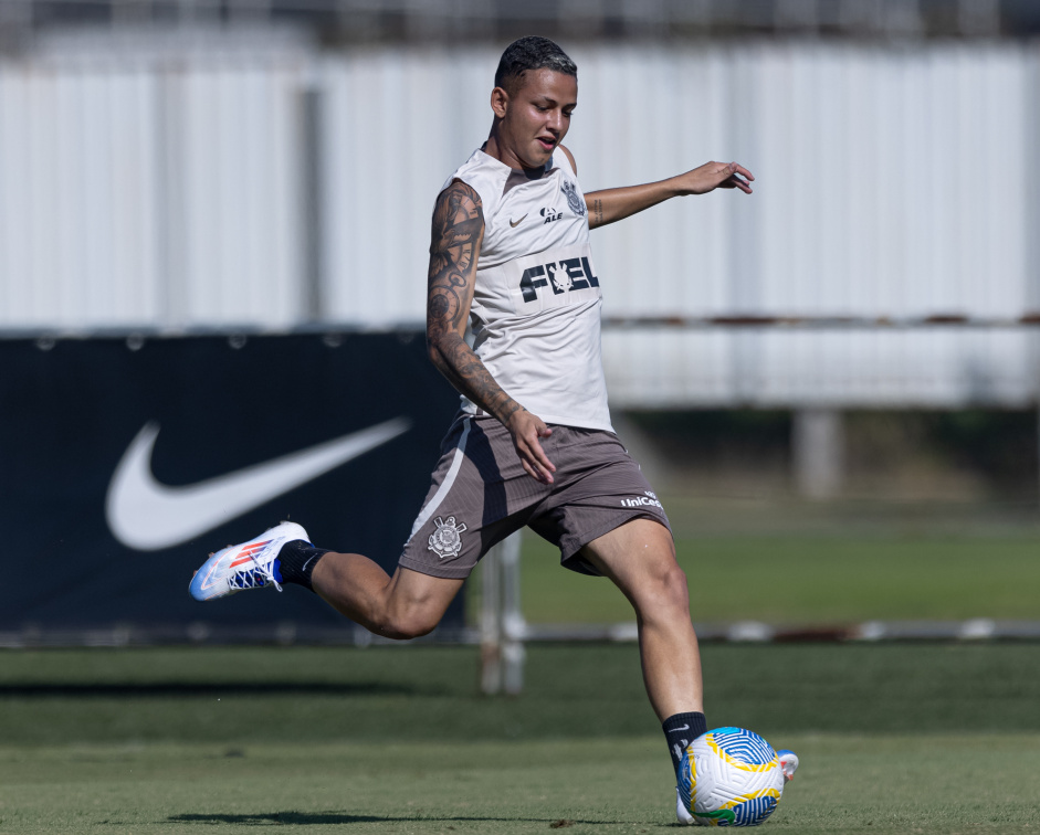 Kayke treina com a equipe profissional do Corinthians