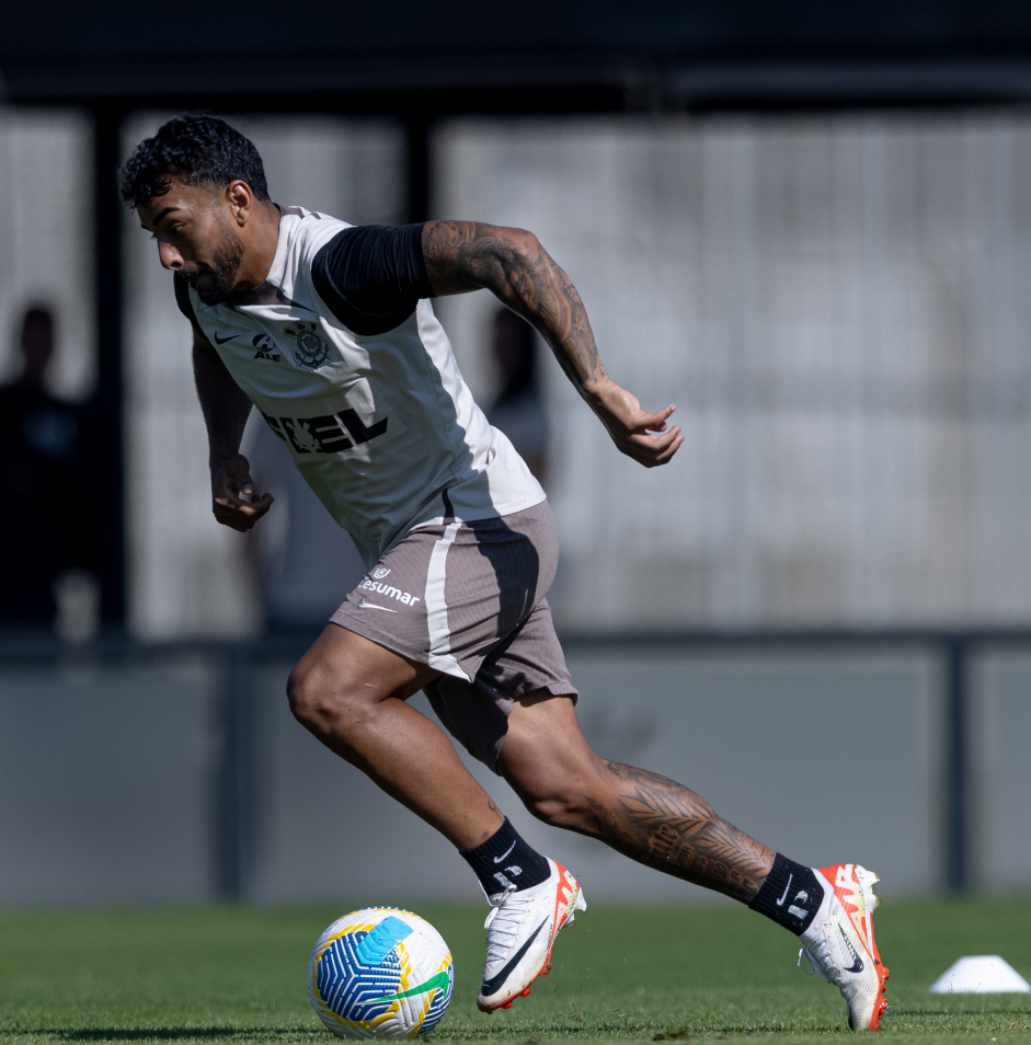 Matheus Bidu treina com bola no Corinthians
