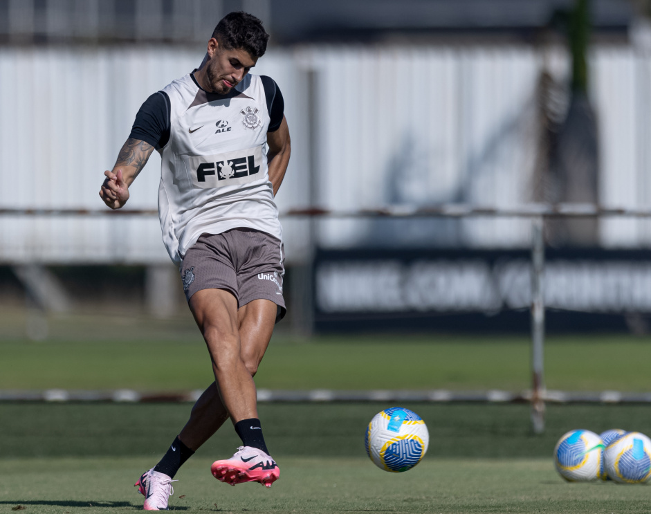 Pedro Raul em atividade em treino do Corinthians