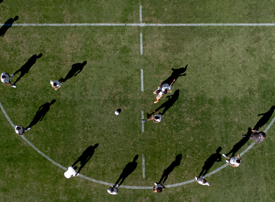 Jogadores do Corinthians fazendo atividade no crculo central do gramado do CT