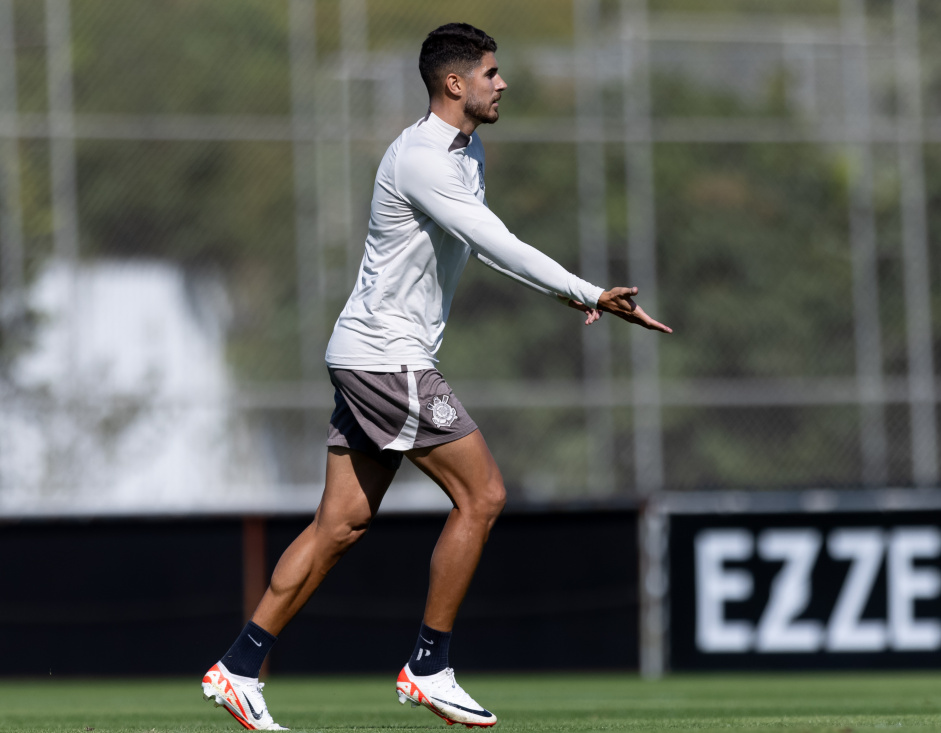 Pedro Raul correndo enquanto pede a bola