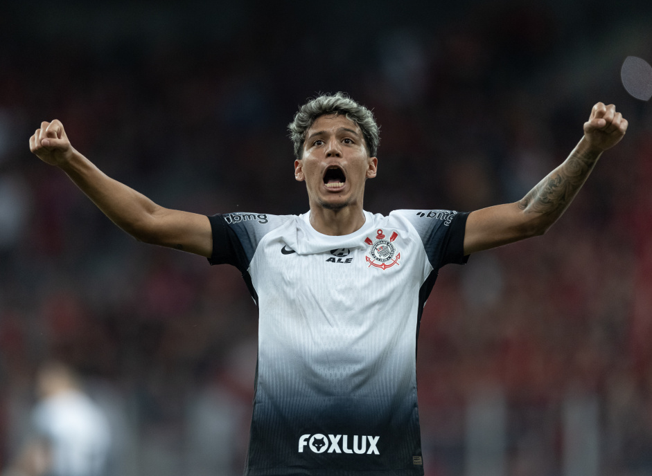 Caetano vibra com gol do Corinthians