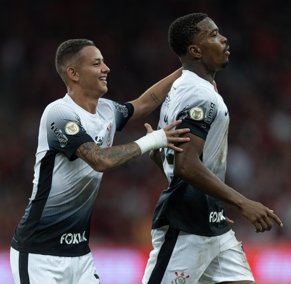 Kayke e Cac comemoram gol do Corinthians