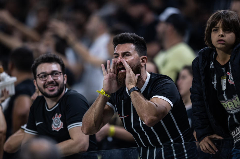 Torcedores do Corinthians durante jogo contra o Cuiab